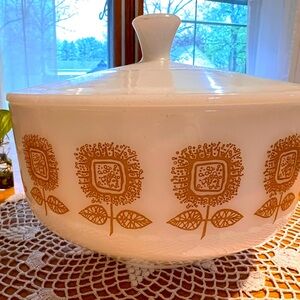 Vintage 1960's Federal milk glass Sunflower Casserole bowl with Lid 2.5 quart